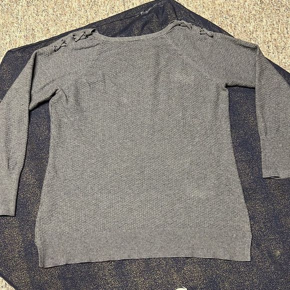 Ricki’s Sweater with shoulder laced - Picture 8 of 10